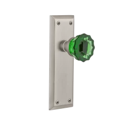 New York Long Plate With Emerald Crystal Knob In Satin Nickel